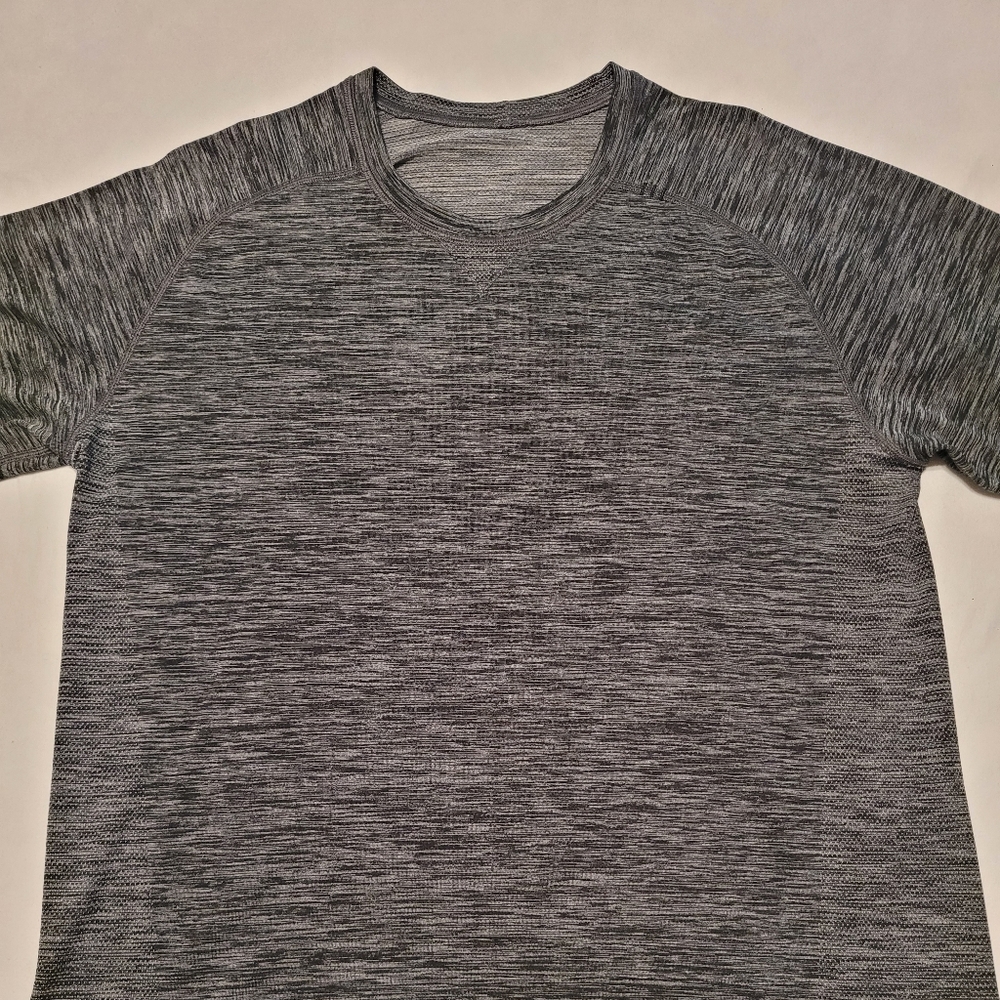 Lululemon Mens Metal Vent Tech Short Sleeve Shirt - Size Large - Black Gray